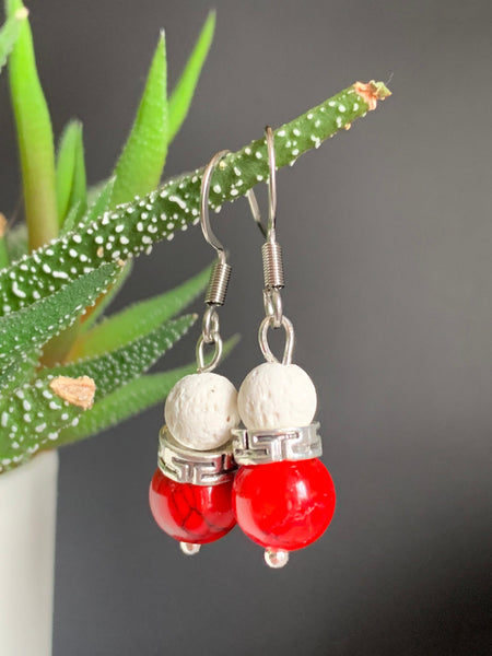 Boucles d’oreilles breloque pierre de lave blanche et bille  rouge Comme un ange