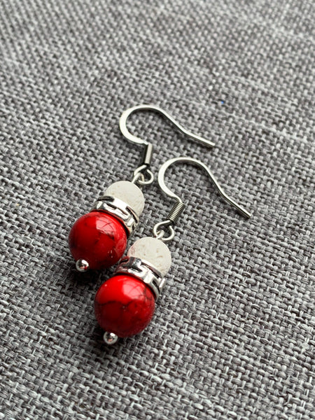 Boucles d’oreilles breloque pierre de lave blanche et bille  rouge Comme un ange