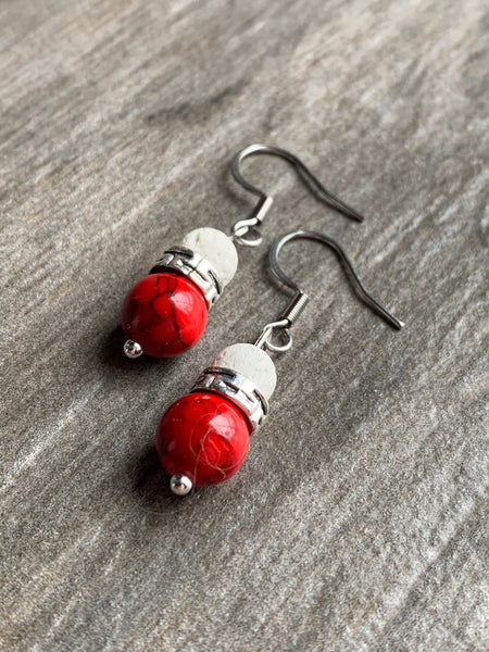 Boucles d’oreilles breloque pierre de lave blanche et bille  rouge Comme un ange