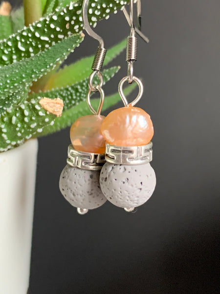 Boucles d’oreilles billes de pierre de lave grises et perle orange bijoux diffuseur aromathérapie sur crochet stainless argent Comme un ange
