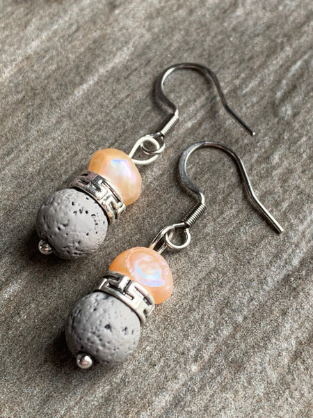 Boucles d’oreilles billes de pierre de lave grises et perle orange bijoux diffuseur aromathérapie sur crochet stainless argent Comme un ange