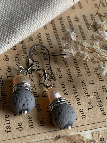 Boucles d’oreilles billes de pierre de lave grises et perle orange bijoux diffuseur aromathérapie sur crochet stainless argent Comme un ange