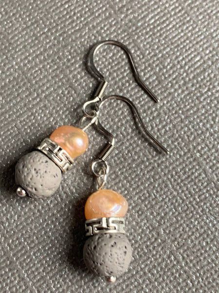 Boucles d’oreilles billes de pierre de lave grises et perle orange bijoux diffuseur aromathérapie sur crochet stainless argent Comme un ange
