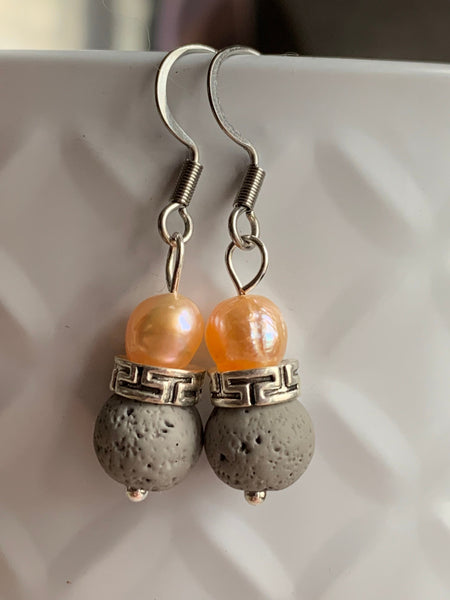 Boucles d’oreilles billes de pierre de lave grises et perle orange bijoux diffuseur aromathérapie sur crochet stainless argent Comme un ange