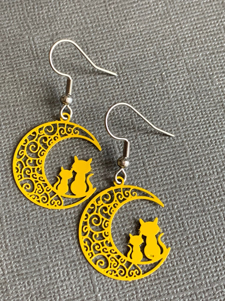 Boucles d’oreilles breloque chat sur la lune jaune sur crochet alliage de métaux argent Comme un ange