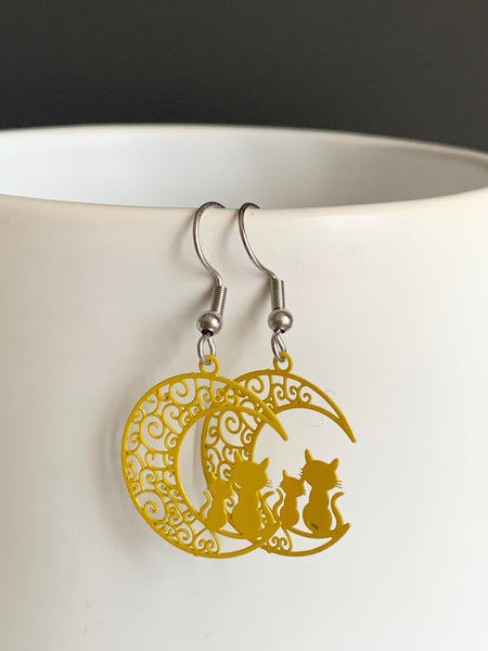 Boucles d’oreilles breloque chat sur la lune jaune sur crochet alliage de métaux argent Comme un ange
