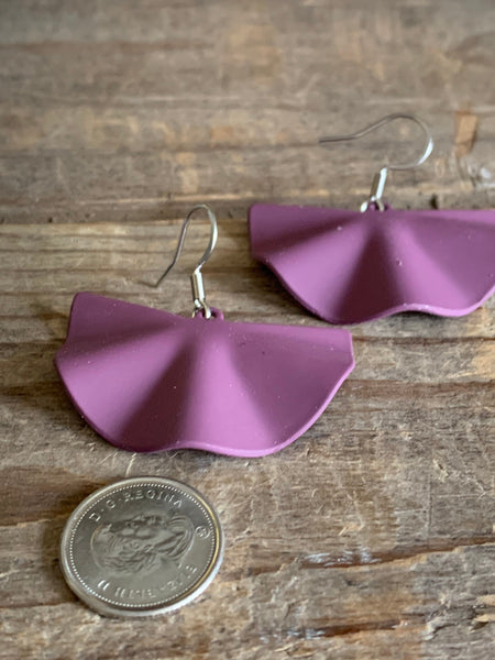 Boucles d’oreilles breloque dumpling mauve sur crochets en stainless argent Comme un ange
