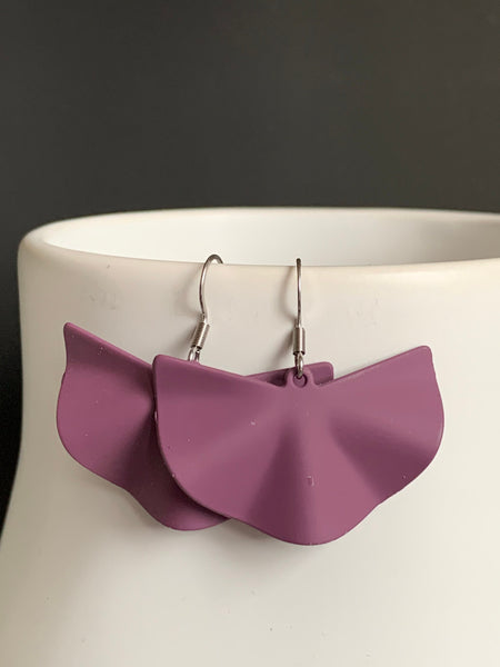 Boucles d’oreilles breloque dumpling mauve sur crochets en stainless argent Comme un ange