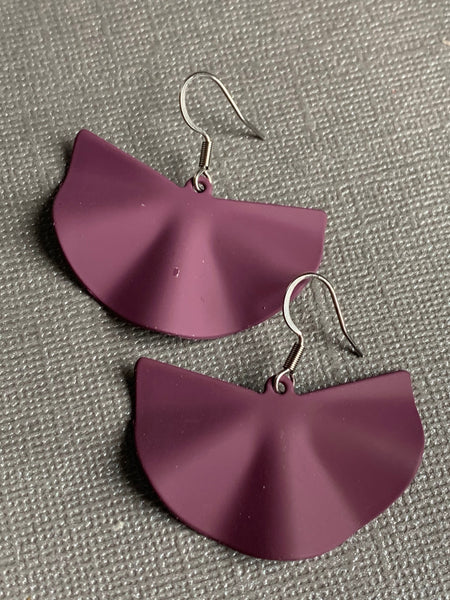 Boucles d’oreilles breloque dumpling mauve sur crochets en stainless argent Comme un ange