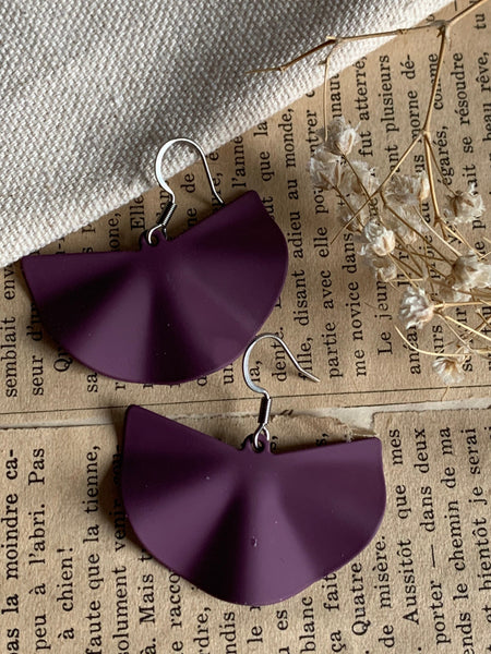 Boucles d’oreilles breloque dumpling mauve sur crochets en stainless argent Comme un ange
