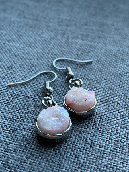 Boucles d’oreilles style druzy rose sur crochet alliage de métaux argent Comme un ange