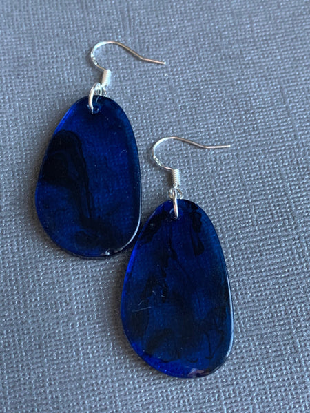 Boucles d’oreilles breloque de résine bleue sur crochet alliage de métaux argent Comme un ange