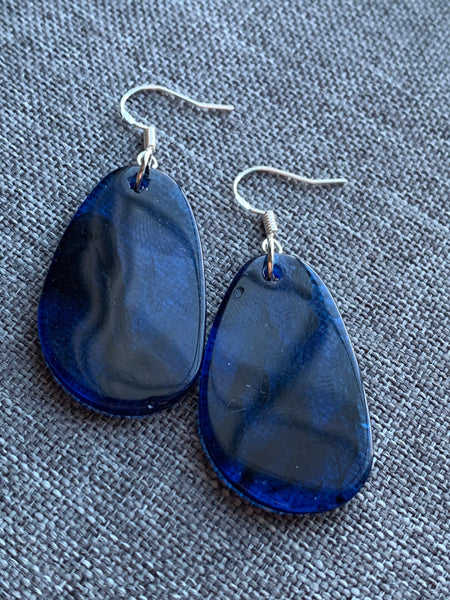 Boucles d’oreilles breloque de résine bleue sur crochet alliage de métaux argent Comme un ange
