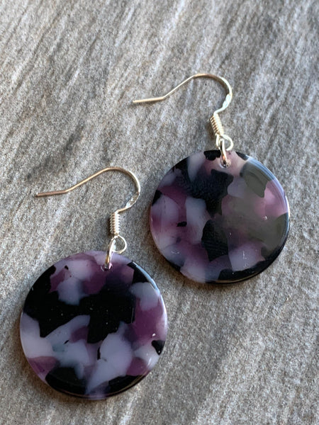 Boucles d’oreilles breloque de résine mauve et transparente sur crochet alliage de métaux argent Comme un ange
