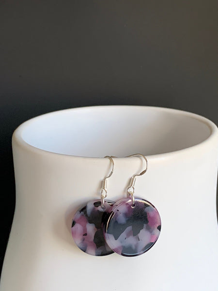Boucles d’oreilles breloque de résine mauve et transparente sur crochet alliage de métaux argent Comme un ange