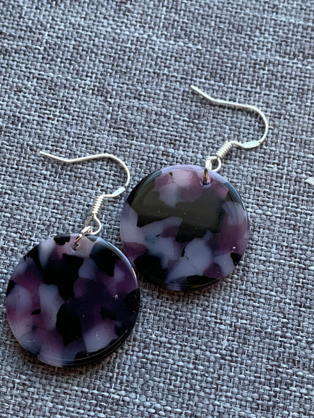 Boucles d’oreilles breloque de résine mauve et transparente sur crochet alliage de métaux argent Comme un ange