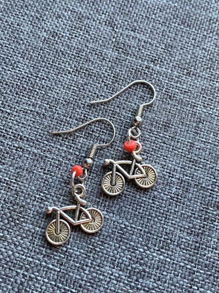 Boucles d’oreilles breloque vélo bicyclette argent sur crochet alliage de métaux argent et billes de résine corail Comme un ange