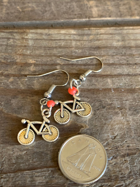 Boucles d’oreilles breloque vélo bicyclette argent sur crochet alliage de métaux argent et billes de résine corail Comme un ange