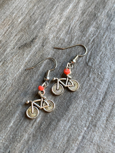 Boucles d’oreilles breloque vélo bicyclette argent sur crochet alliage de métaux argent et billes de résine corail Comme un ange
