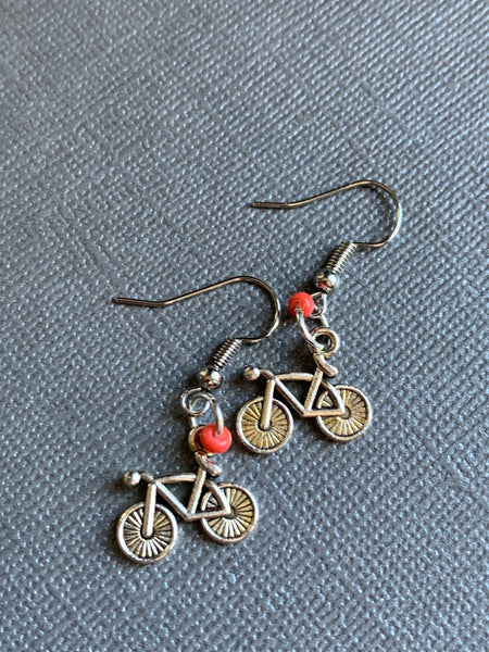 Boucles d’oreilles breloque vélo bicyclette argent sur crochet alliage de métaux argent et billes de résine corail Comme un ange