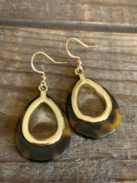 Boucles d’oreilles breloque en résine marbrées brunes et or Comme un ange