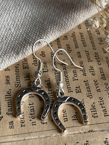 Boucles d’oreilles breloque fer à cheval chanceux en alliage de métaux argent Comme un ange