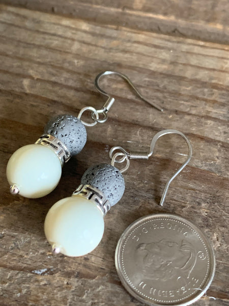Boucles d’oreilles billes blanche et pierre de lave grise bijoux diffuseur aromathérapie crochet en stainless Comme un ange