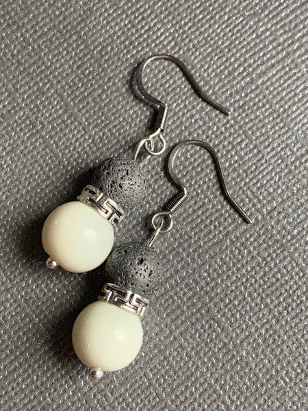 Boucles d’oreilles billes blanche et pierre de lave grise bijoux diffuseur aromathérapie crochet en stainless Comme un ange
