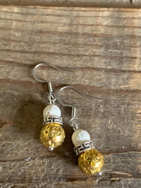 Boucles d’oreilles pierre de lave blanche et pierre lave ton or  sur crochet stainless bijoux diffuseur Comme un ange