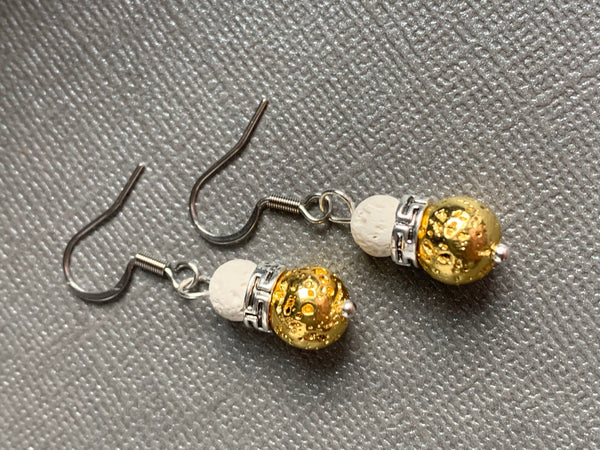 Boucles d’oreilles pierre de lave blanche et pierre lave ton or  sur crochet stainless bijoux diffuseur Comme un ange