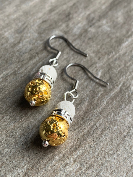 Boucles d’oreilles pierre de lave blanche et pierre lave ton or  sur crochet stainless bijoux diffuseur Comme un ange