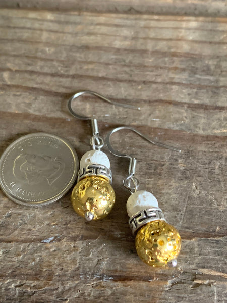 Boucles d’oreilles pierre de lave blanche et pierre lave ton or  sur crochet stainless bijoux diffuseur Comme un ange