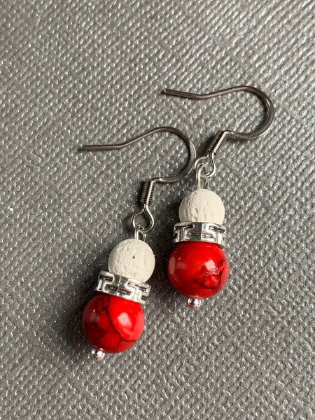 Boucles d’oreilles breloque pierre de lave blanche et bille  rouge Comme un ange