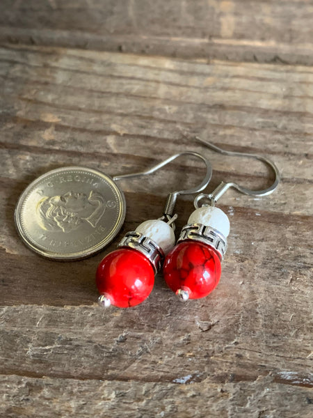 Boucles d’oreilles breloque pierre de lave blanche et bille  rouge Comme un ange