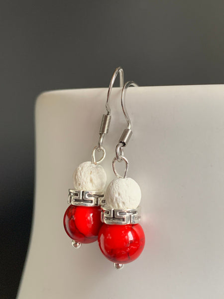 Boucles d’oreilles breloque pierre de lave blanche et bille  rouge Comme un ange