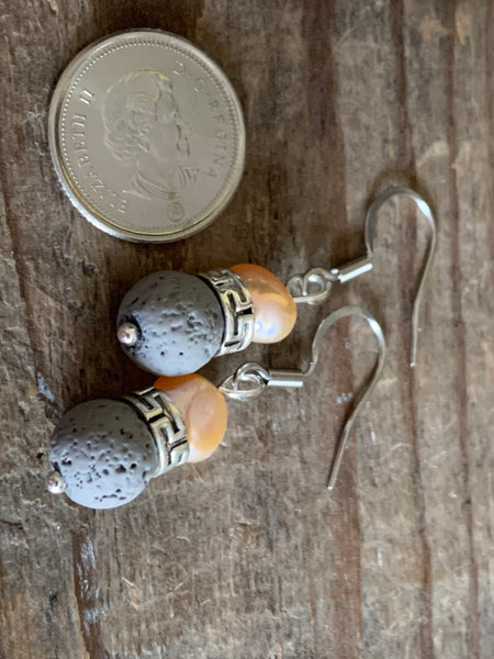 Boucles d’oreilles billes de pierre de lave grises et perle orange bijoux diffuseur aromathérapie sur crochet stainless argent Comme un ange