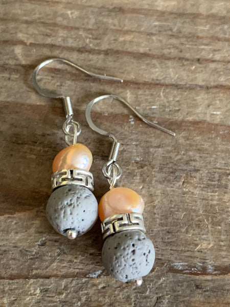 Boucles d’oreilles billes de pierre de lave grises et perle orange bijoux diffuseur aromathérapie sur crochet stainless argent Comme un ange