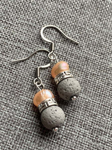 Boucles d’oreilles billes de pierre de lave grises et perle orange bijoux diffuseur aromathérapie sur crochet stainless argent Comme un ange