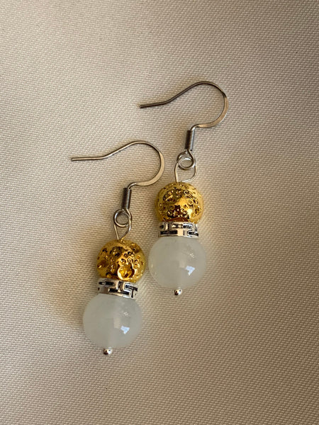 Boucles d’oreilles perle blanche et pierre de lave grise bijoux diffuseur aromathérapie chic Comme un ange