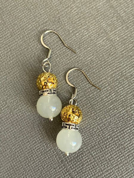 Boucles d’oreilles perle blanche et pierre de lave grise bijoux diffuseur aromathérapie chic Comme un ange