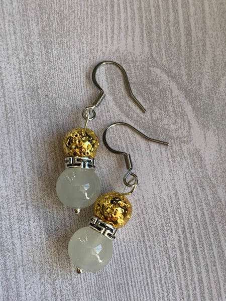 Boucles d’oreilles perle blanche et pierre de lave grise bijoux diffuseur aromathérapie chic Comme un ange