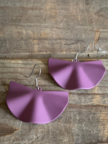 Boucles d’oreilles breloque dumpling mauve sur crochets en stainless argent Comme un ange