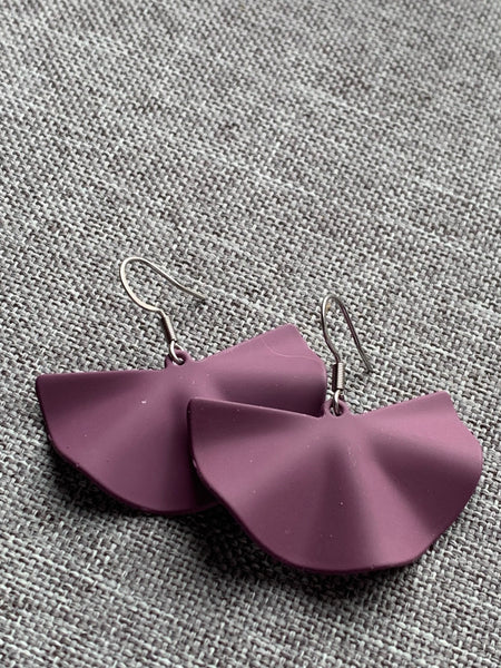 Boucles d’oreilles breloque dumpling mauve sur crochets en stainless argent Comme un ange