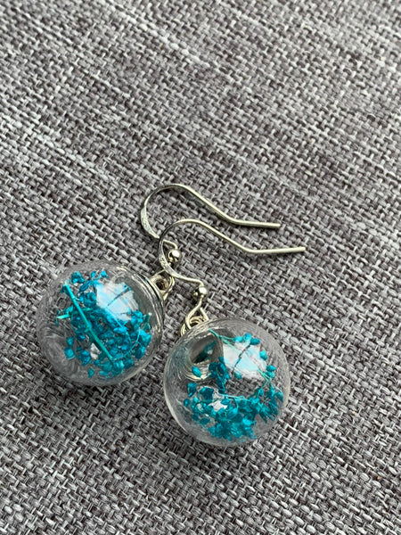 Boucles oreilles fleurs bleues et bulle de verre