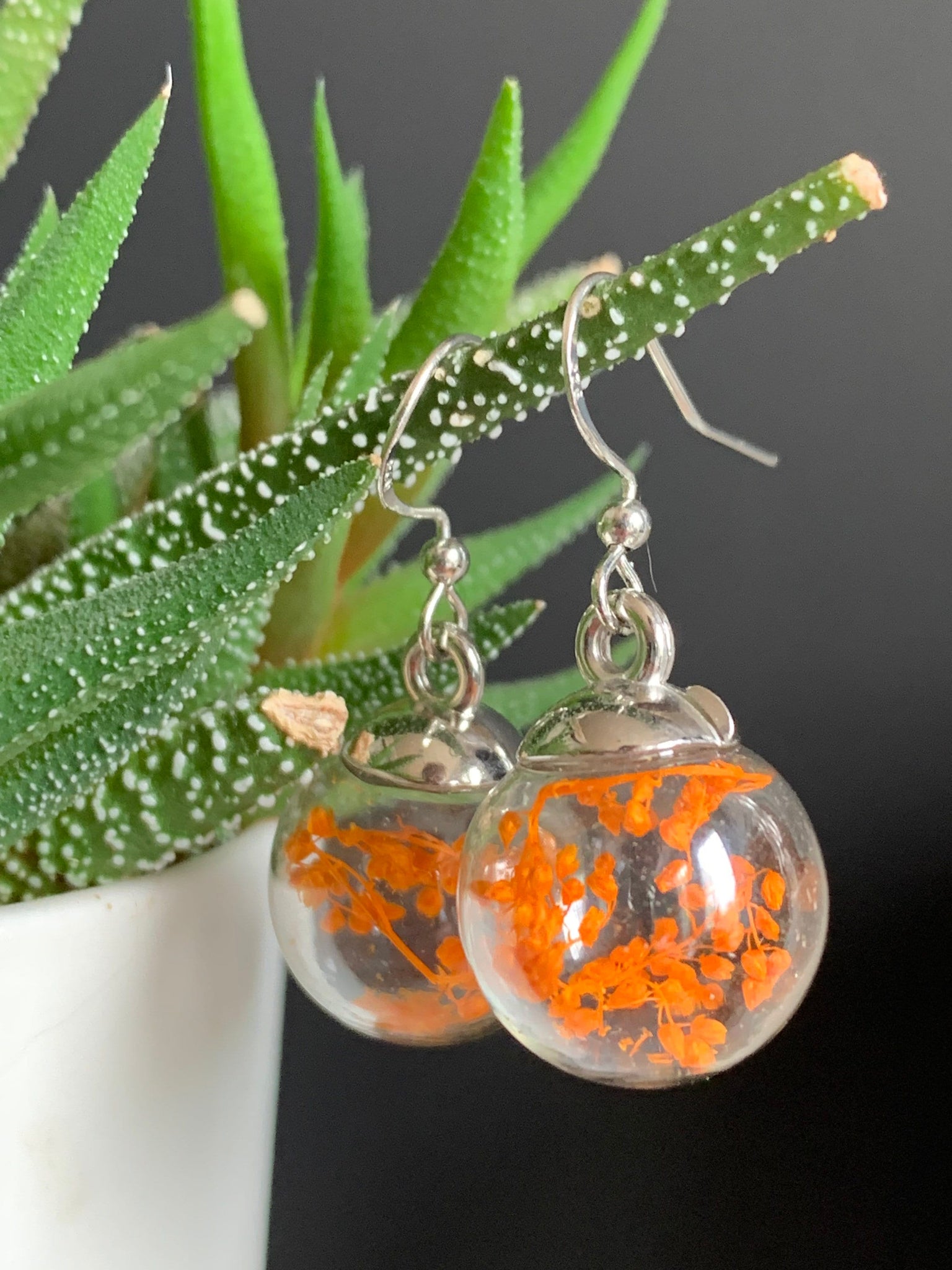Boucles oreilles fleurs oranges  et bulle de verre Comme un ange