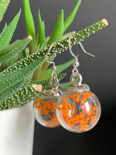 Boucles oreilles fleurs oranges  et bulle de verre