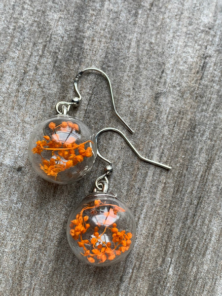 Boucles oreilles fleurs oranges  et bulle de verre Comme un ange