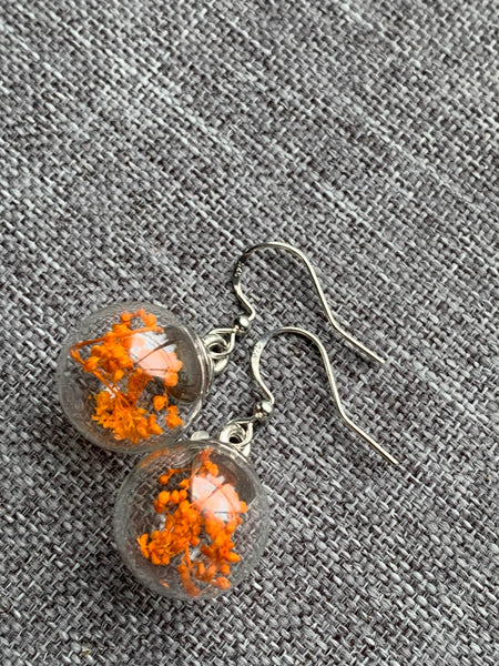 Boucles oreilles fleurs oranges  et bulle de verre Comme un ange