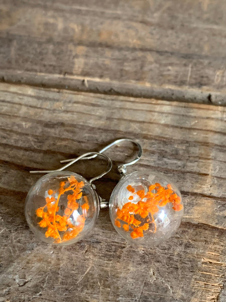Boucles oreilles fleurs oranges  et bulle de verre Comme un ange