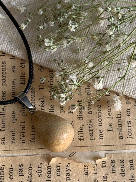 Collier corde de cuir noire et pierre jaune Comme un ange